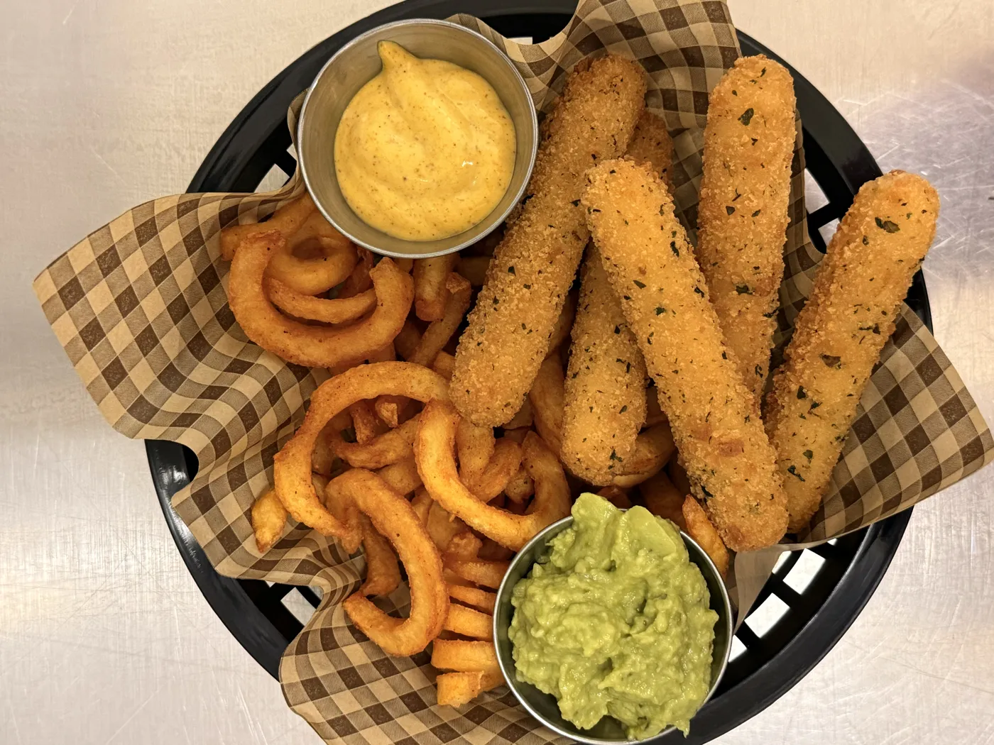 Curly Fries mit Mozzarella Sticks, Guacamole und Mango-Curry-Dip