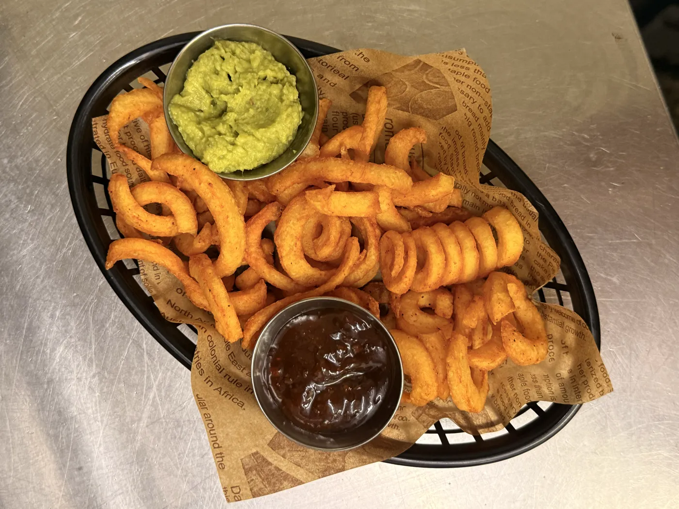 Curly Fries mit Guacamole und BBQ-Dip